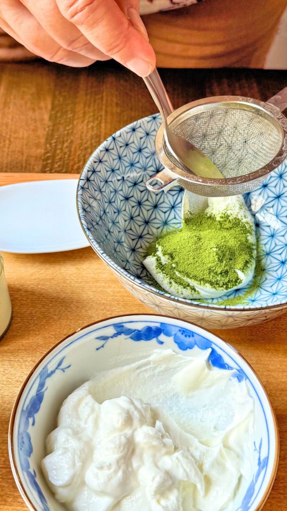 Nella ciotola piccola, mescolare 2 cucchiai di yogurt con 2 cucchiaini rasi di matcha setacciato